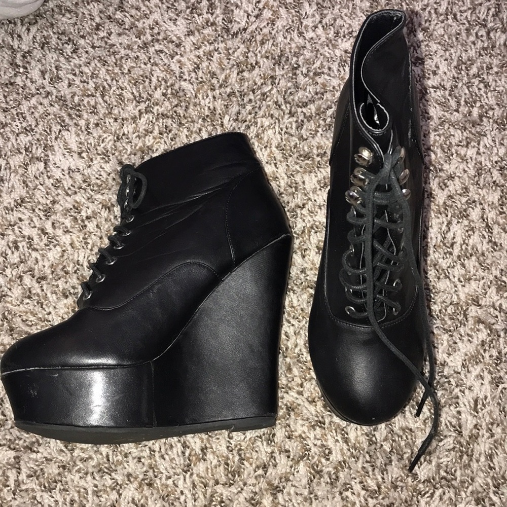 Black wedge platforms